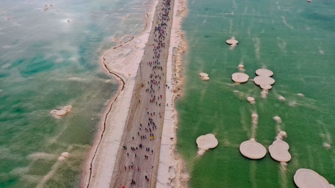 Puoi camminare sulle acque: succede nel Mar Morto una volta l’anno