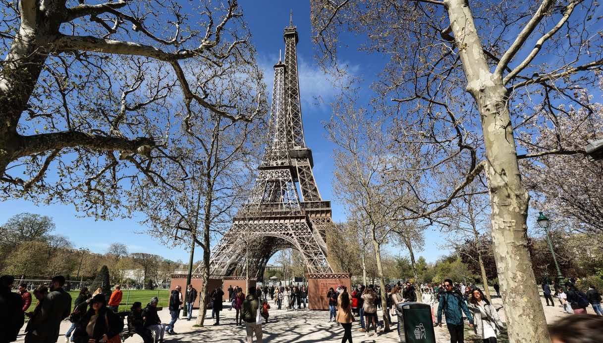 Due Tour Eiffel a Parigi fino al 10 aprile