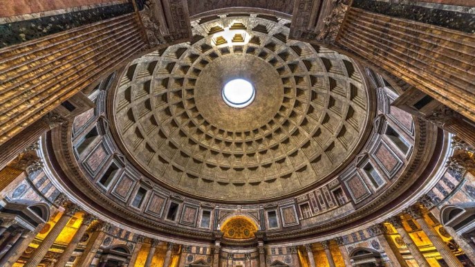 Dentro il Pantheon, ad ammirare la finestra sul cielo di Roma