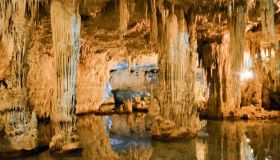 Tra mare e rocce, un paradiso italiano: la Grotta di Nettuno