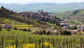 Vuoi trasferirti in Sicilia? Questo borgo ti paga per farlo