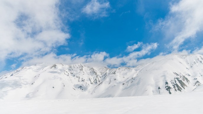 37 chilometri tra muri di neve: il tetto del Giappone è spettacolare