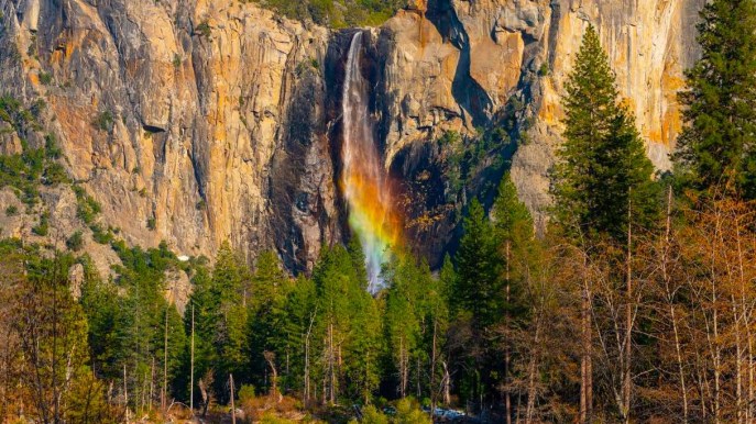 Lo spettacolo della roccia che si trasforma in arcobaleno