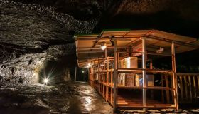 Puoi attraversare un tunnel di lava ai piedi del Monte Fuji