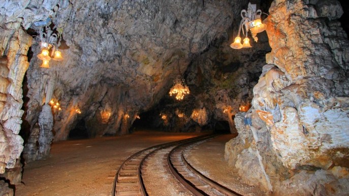 A bordo del trenino che attraversa le grotte delle meraviglie
