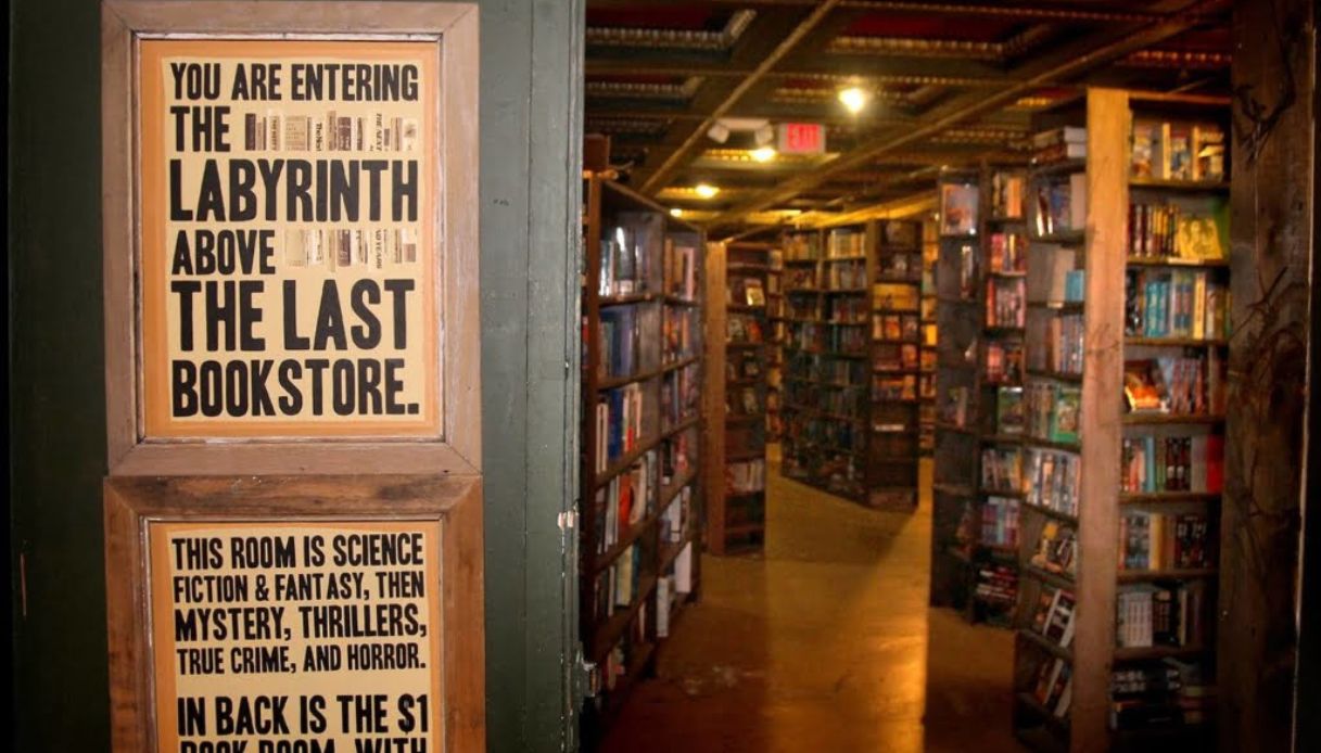 Il labirinto di libri all'interno della libreria più grande della California