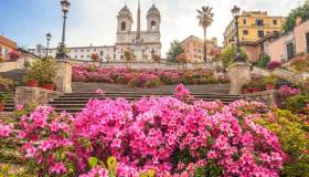 La scalinata più famosa d’Italia si tinge di rosa: è magia