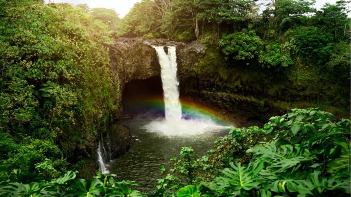 Su quest’isola esistono cascate che hanno rubato i colori all’arcobaleno