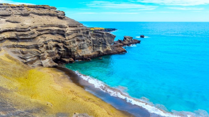 La spiaggia più particolare del mondo ha rubato i colori allo smeraldo