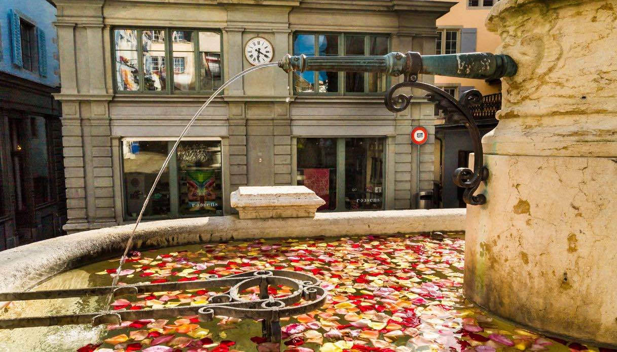 Le fontane della città di Zurigo fioriscono durante la Settimana Santa