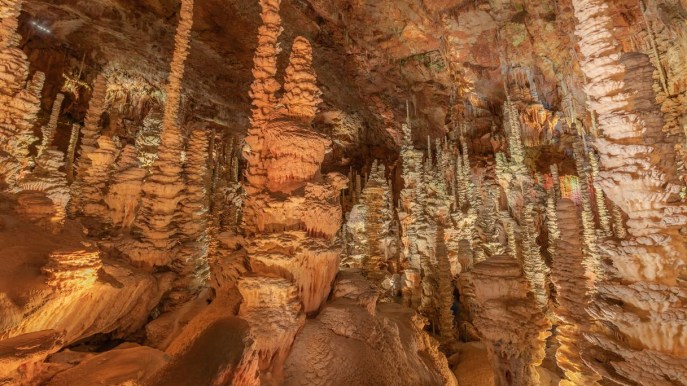 In questa grotta si nasconde la stalagmite più grande del mondo