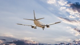 Il prezzo dei biglietti aerei è aumentato del 70%: l’analisi