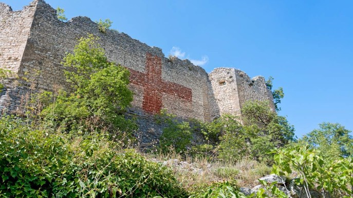 Il mistero del Castello di Vicalvi, circondato da case diroccate