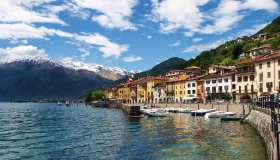 Il borgo sul Lago di Como con pozze smeraldo (e altalena) e cascata rilassante