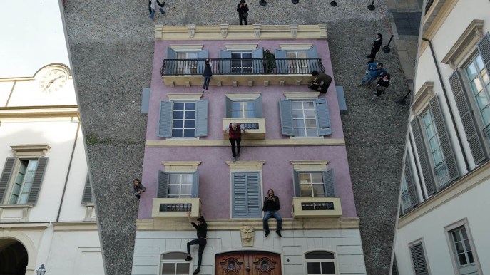 Le persone si arrampicano su un palazzo a Milano: ma nulla è come sembra