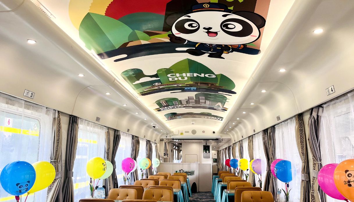Gli interni delle carrozze del Panda Train