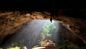 La meravigliosa grotta che cattura i raggi del sole