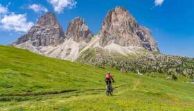 In bicicletta all’ombra delle Tre Cime di Lavaredo
