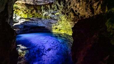 Come in una fiaba: benvenuti nel pozzo incantato dall’acqua blu