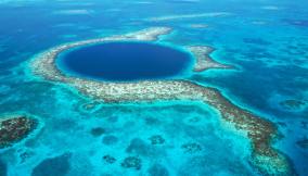 Grande voragine blu che porta agli abissi del mare