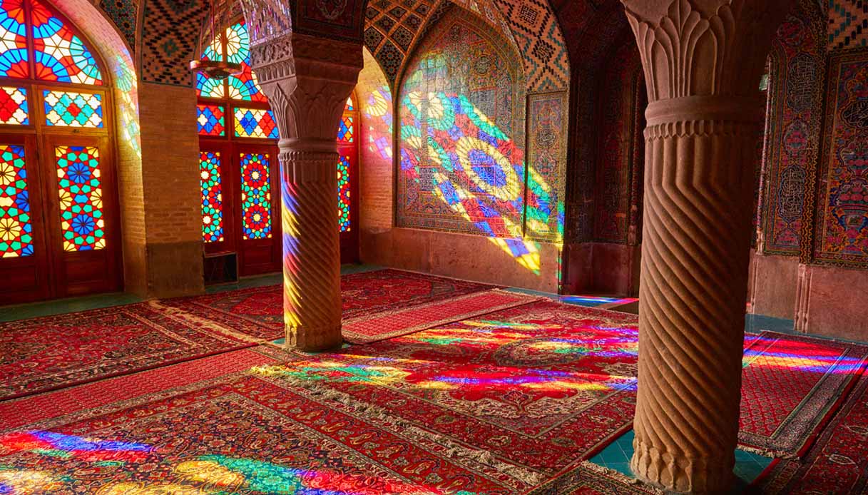 I giochi di luce all'interno della Moschea di Nasir al-Mulk