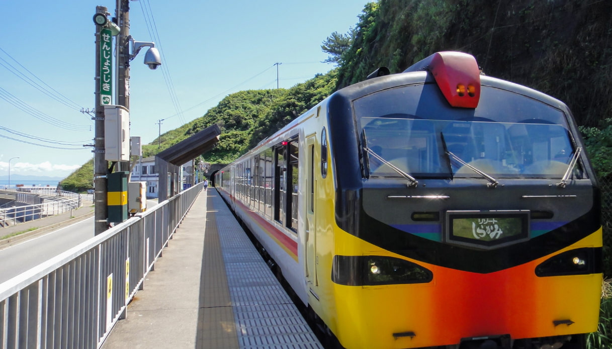 Viaggiare con lentezza con il Resort Shirakami Train in Giappone
