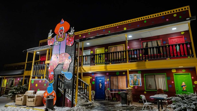 Esiste un motel a tema clown: sembra uscito da un film horror