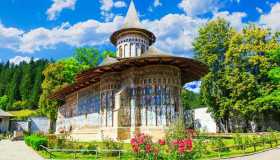 La città delle chiese dipinte è un tripudio di meraviglia e colori