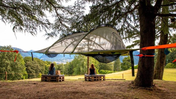 Dormire in una tenda sospesa tra gli alberi: l’esperienza da sogno