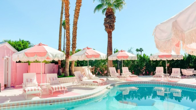 Puoi sentirti una Barbie a Palm Springs alloggiando in questo motel tutto rosa