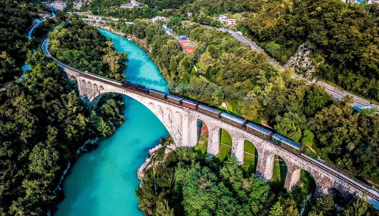 Gli italiani per viaggiare scelgono il treno: gli studi