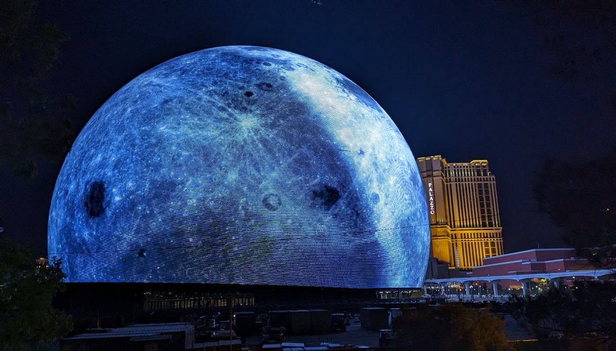 La Luna ha aterrizado en la ciudad e ilumina Las Vegas con asombro