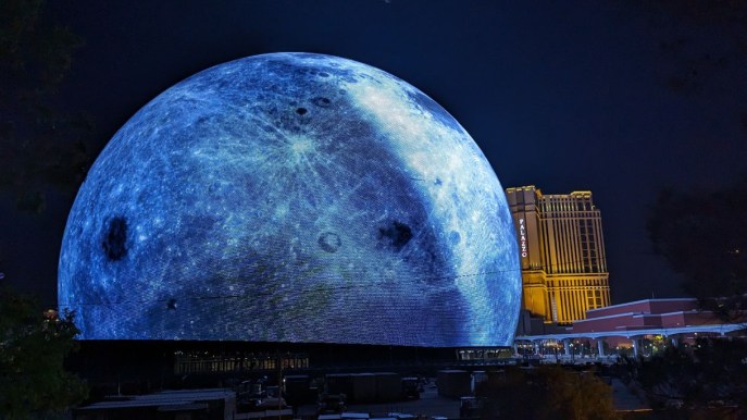 La Luna è atterrata in città e sta illuminando di meraviglia Las Vegas