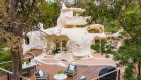 Questa casa nel bosco sembra uscita da una fiaba. E puoi prenotarla