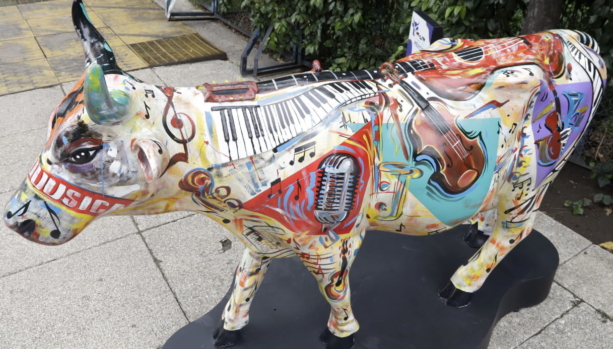 Desfile de vacas donde se pueden admirar más de 50 vacas coloridas y creativas – SiViaggia