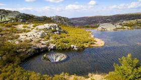 In Portogallo c’è un bizzarro lago con un buco in mezzo