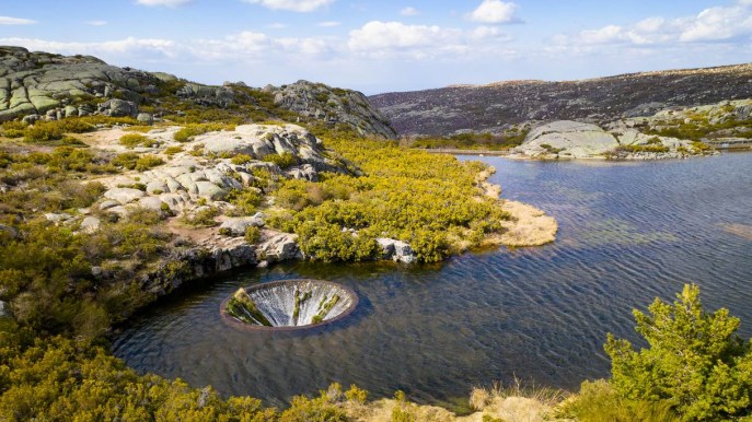 In Portogallo c’è un bizzarro lago con un buco in mezzo
