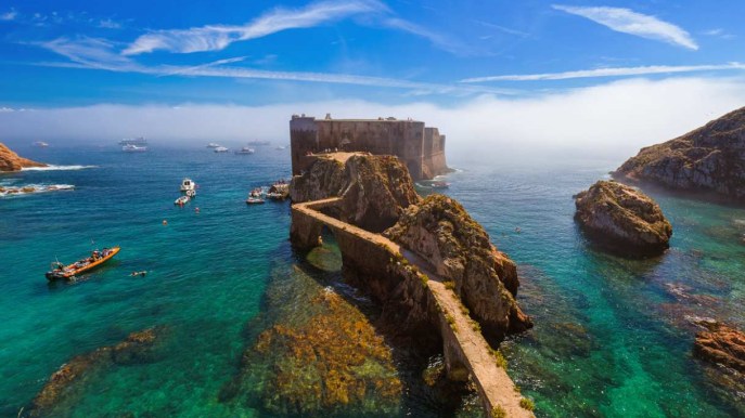 In Portogallo esiste un forte sospeso nel mare: la visione è mozzafiato