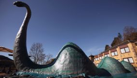 Loch Ness, un modellino del mostro a Drumnadrochit