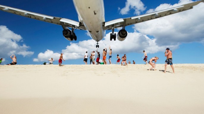Questi aerei sorvolano (e sfiorano) una spiaggia caraibica