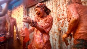 Spagna, Buñol si tinge di rosso. È iniziata la guerra all’ultimo pomodoro