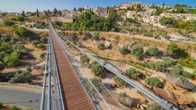 Gerusalemme, il ponte sospeso che attraversa i luoghi sacri