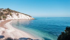 Spiaggia della Padulella, incastonata tra bianche pareti