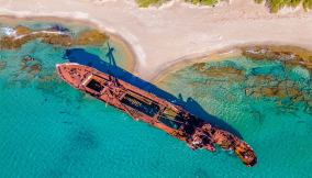 Questa spiaggia ospita un affascinante relitto: la storia è incredibile