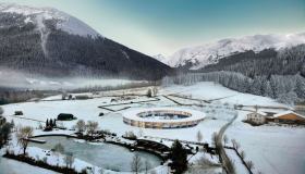 Questo inverno potrai dormire in un hotel circolare immerso nella natura