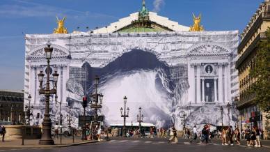 La facciata dell’Opéra di Parigi è diventata la porta di accesso a una caverna