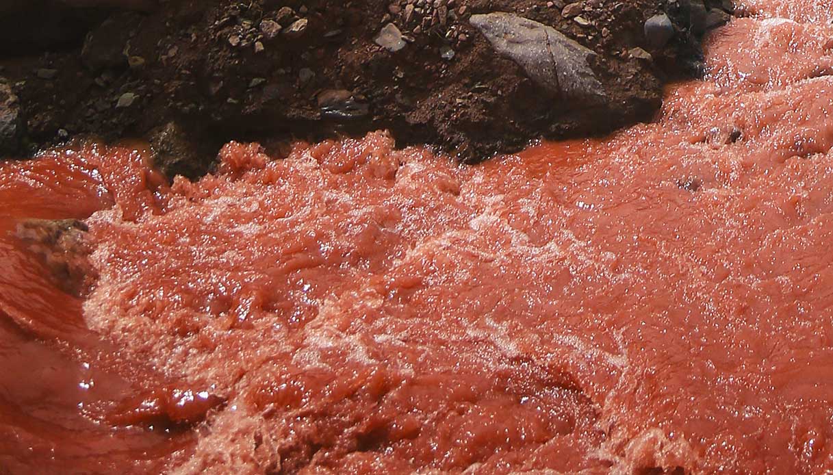 Dettaglio delle acque del fiume Palquella Pucamayu in Perù