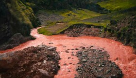 Il fiume rosso porpora che attraversa le montagne del Perù