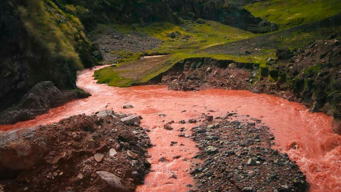 Il fiume rosso porpora che attraversa le montagne del Perù