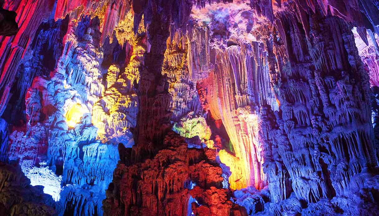 Le stalattiti e le formazioni della Reed Flute Cave